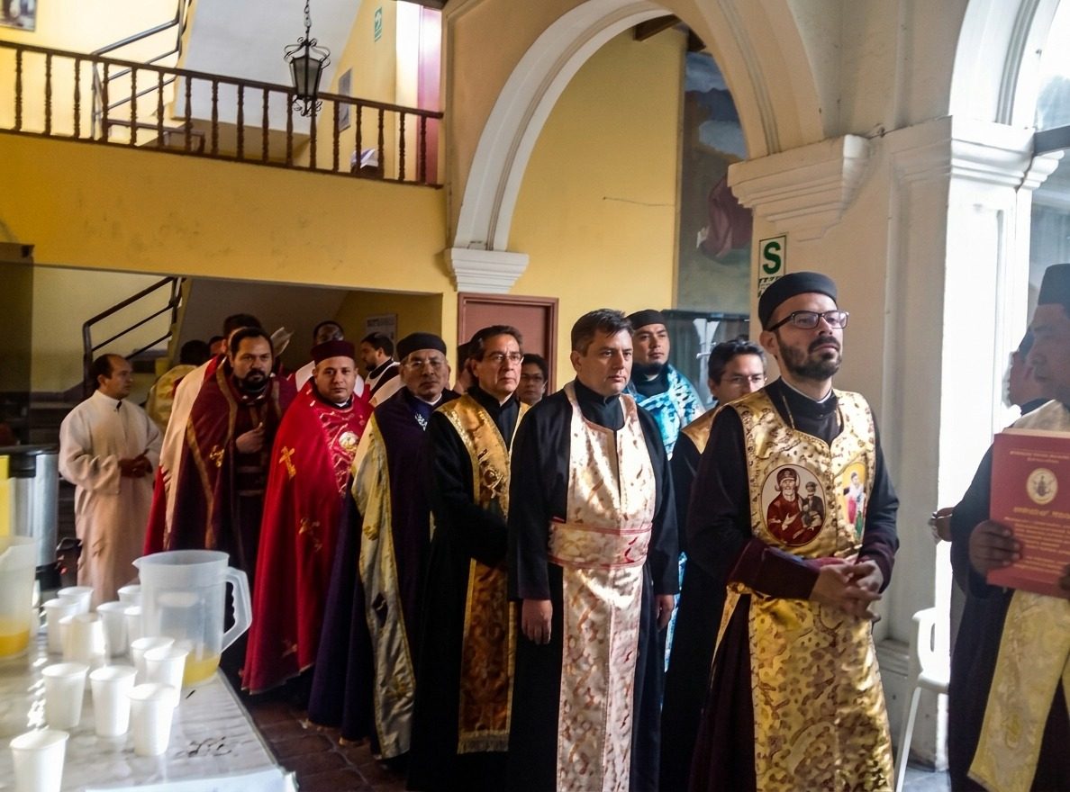 Procesión del clero revestido antes de una celebración