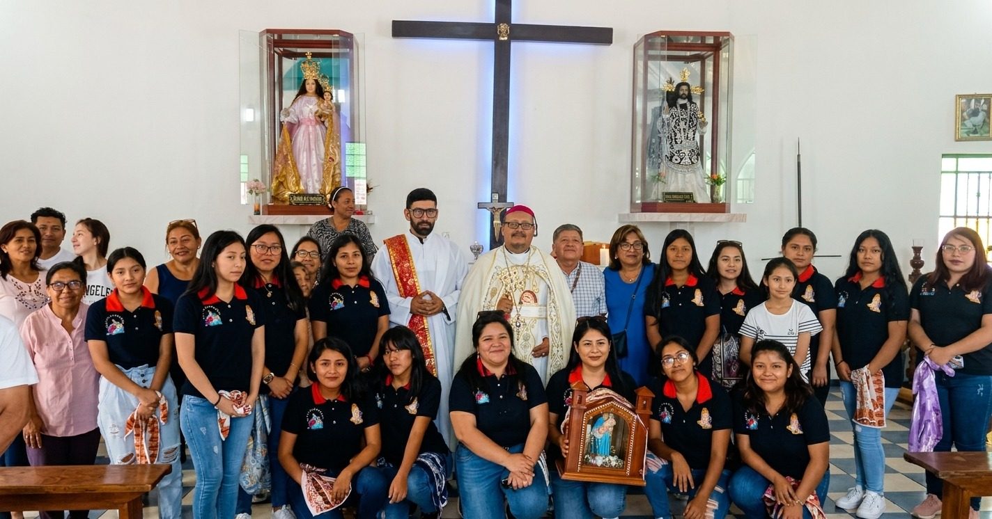 Monseñor junto a fieles y jóvenes de la comunidad